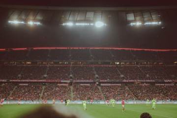 蒂勒曼斯对B费说直接射门，外脚背传球惊艳（配图示意）